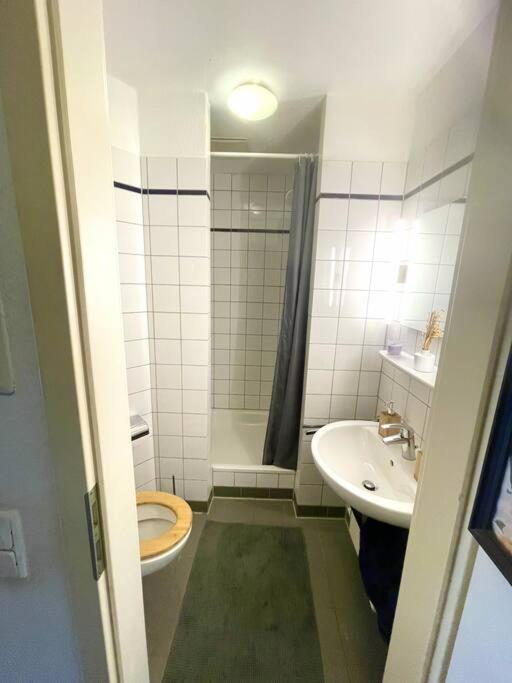 - Chilliges Zimmer In Dusseldorf Mit Balkon & Kuche; Big Tv And Bed - Ngoại thất bức ảnh