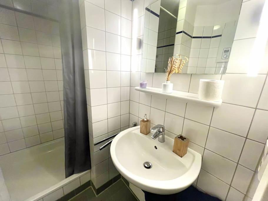 - Chilliges Zimmer In Dusseldorf Mit Balkon & Kuche; Big Tv And Bed - Ngoại thất bức ảnh
