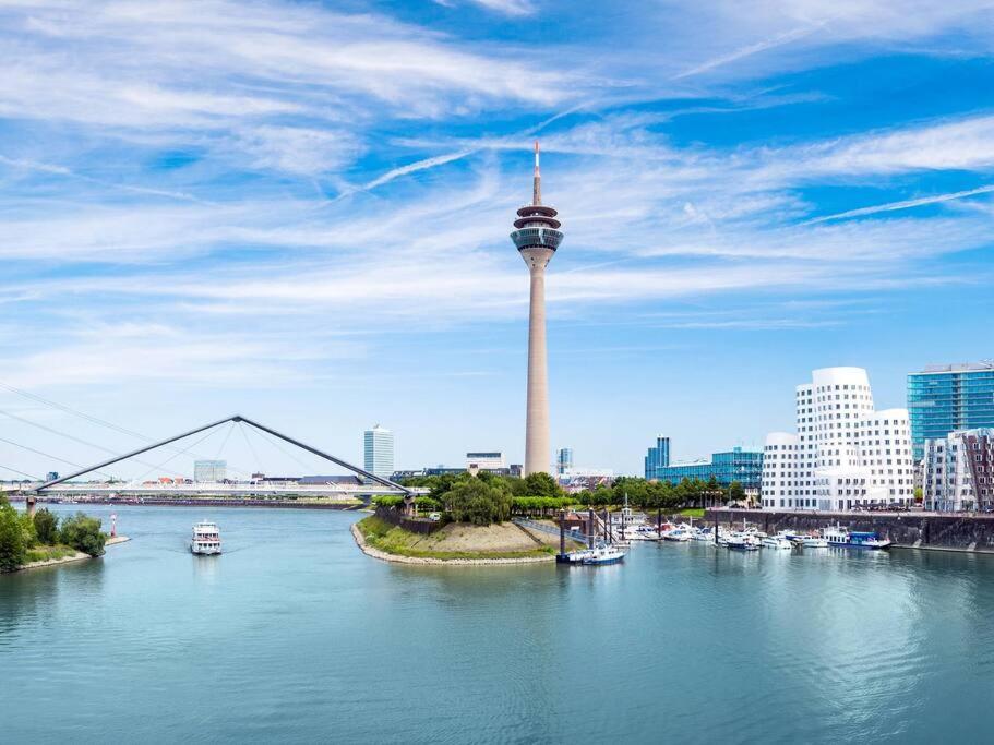 - Chilliges Zimmer In Dusseldorf Mit Balkon & Kuche; Big Tv And Bed - Ngoại thất bức ảnh