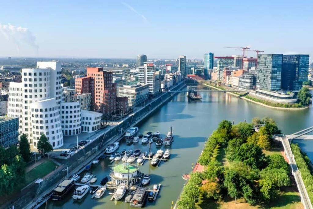 - Chilliges Zimmer In Dusseldorf Mit Balkon & Kuche; Big Tv And Bed - Ngoại thất bức ảnh