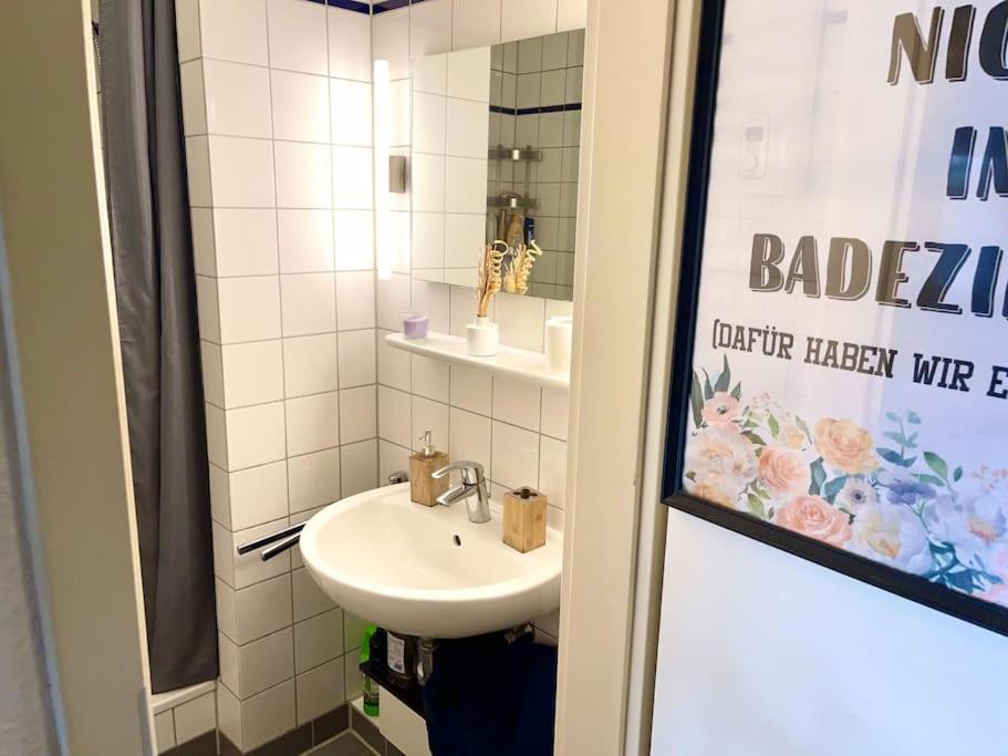 - Chilliges Zimmer In Dusseldorf Mit Balkon & Kuche; Big Tv And Bed - Ngoại thất bức ảnh